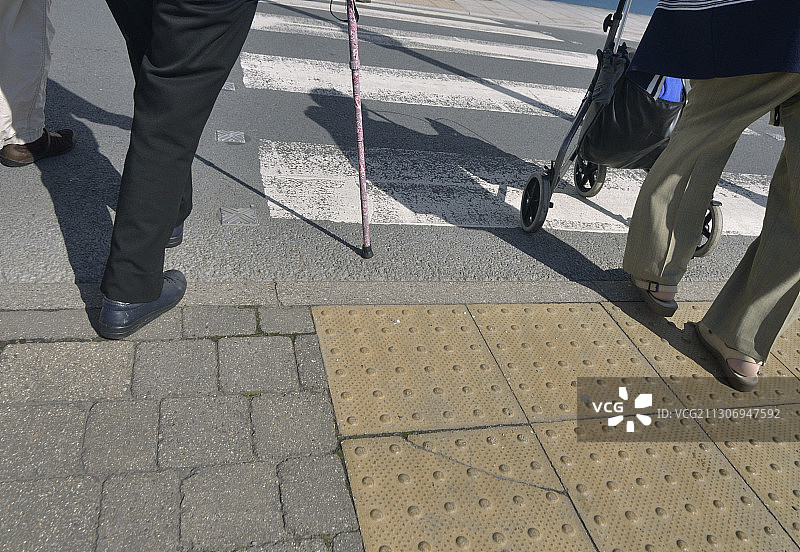 2012年8月21日，威尔士阿伯里斯威斯，过马路的残疾老人。图片素材