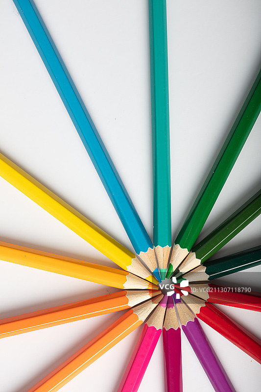 彩虹色的铅笔在纯白色的背景图片素材