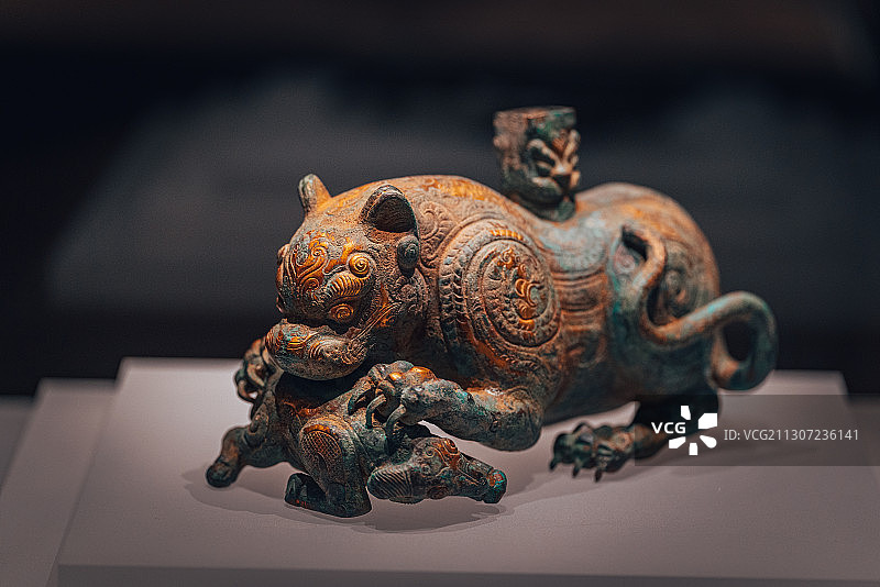 中国甘肃省博物馆文物青铜鎏金虎噬羊形底座图片素材
