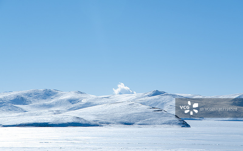 中国西藏山南地区普姆雍措冬季雪景冰封风光图片素材