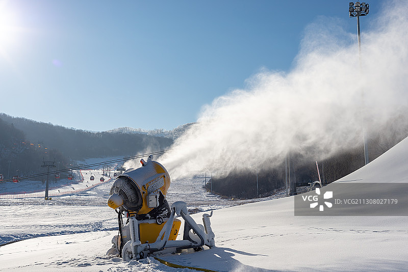滑雪场的一台工作中的人工造雪机图片素材