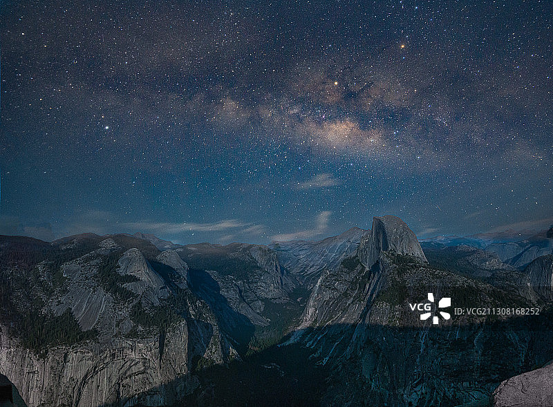 美国加利福尼亚州约塞米蒂国家公园，夜晚天空映衬下的风景图片素材