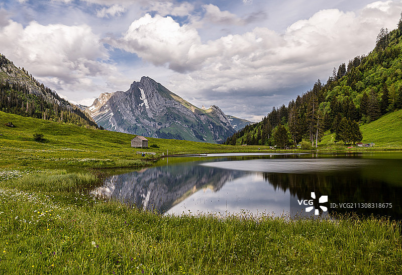 风景优美的湖和山对天空，Unterwasser，瑞士图片素材