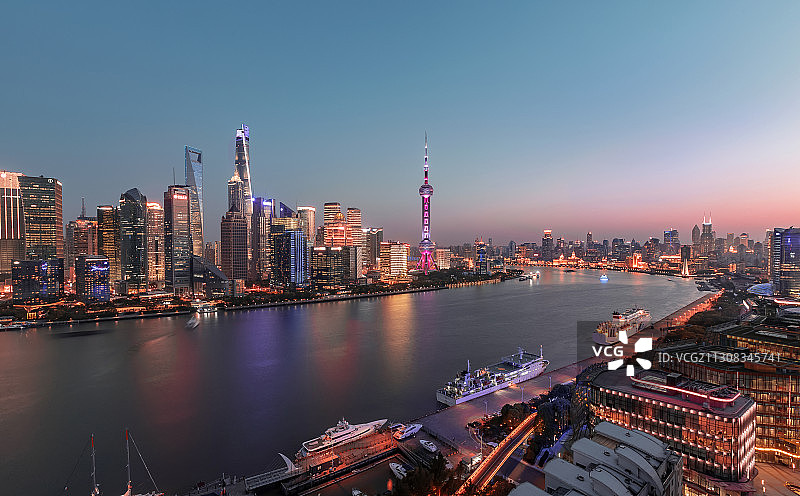 上海 外滩 彩色灯光 建筑 城市发展 港湾停泊图片素材