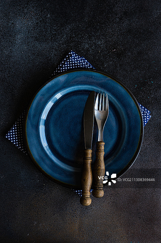 高角度的盘子与叉子和勺子在桌子上图片素材