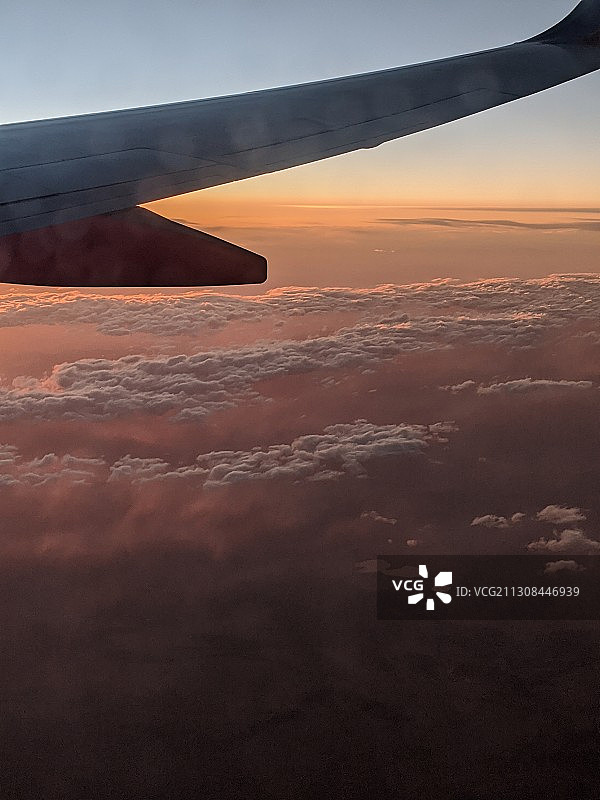裁剪图像的飞机机翼飞过云景图片素材