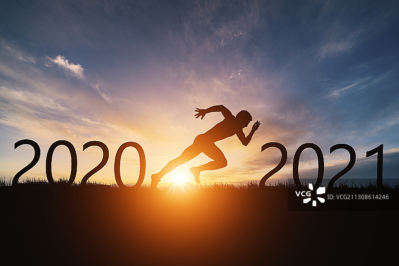 一个人从2020奔跑到2021图片素材