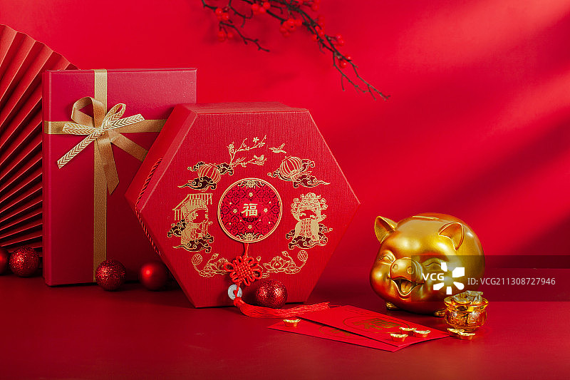 新年喜庆礼盒和金色小猪图片素材