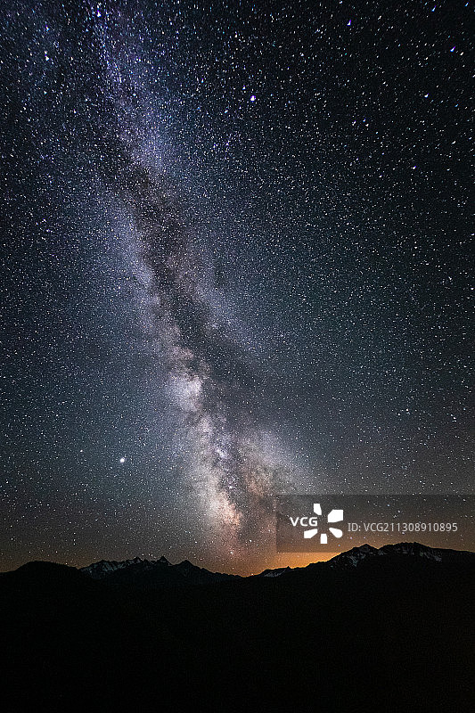 加拿大不列颠哥伦比亚省温哥华，夜晚天空映衬下的山的轮廓图片素材