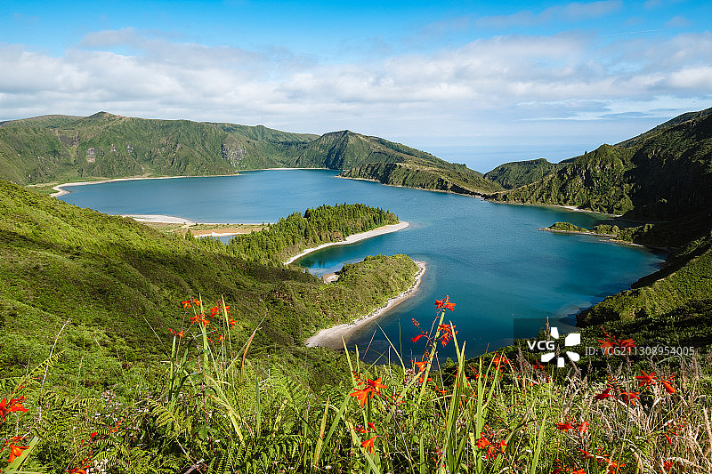 风景如画的湖和山对天空，亚速尔群岛，葡萄牙图片素材