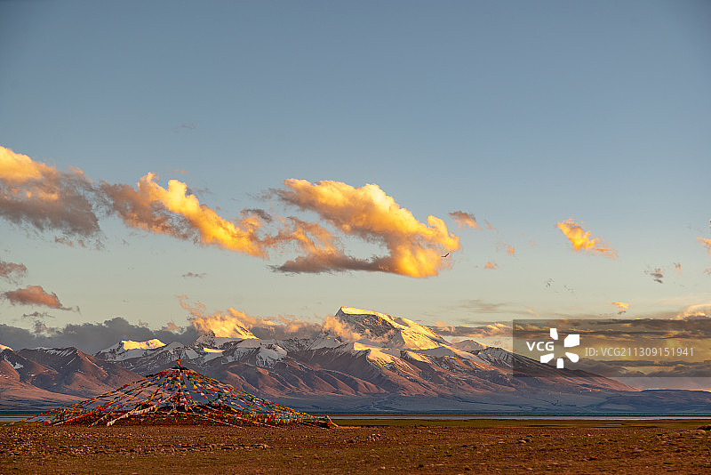西藏纳木那尼峰日落金山图片素材
