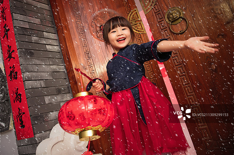 小女孩手提红灯笼庆祝新年图片素材