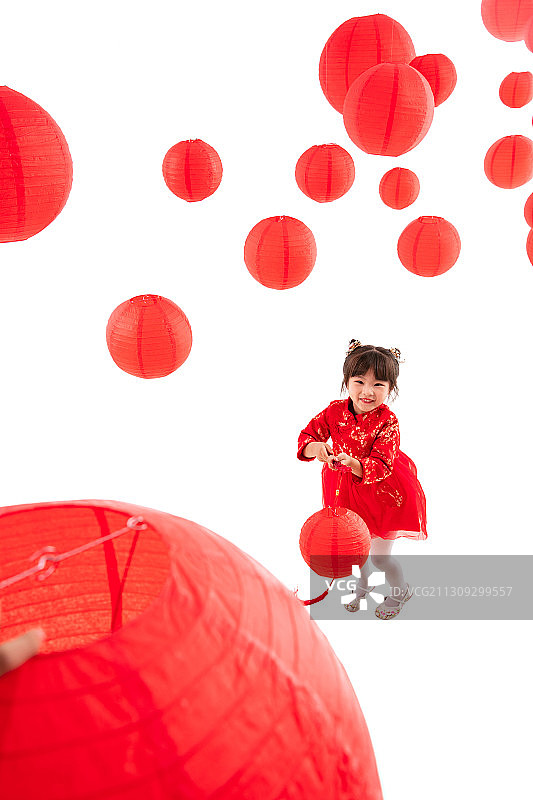 红灯笼下的提着灯笼玩耍的小女孩图片素材