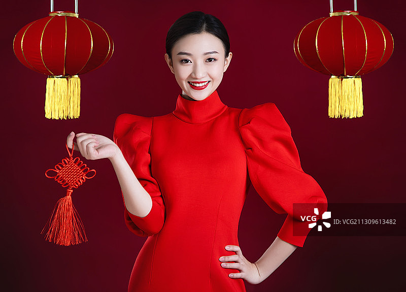 节日庆典,红裙女子,中国结图片素材