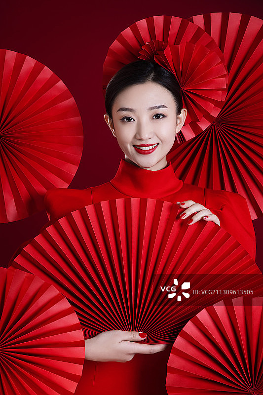 春节,中国红,折扇,年青女人,笑容图片素材