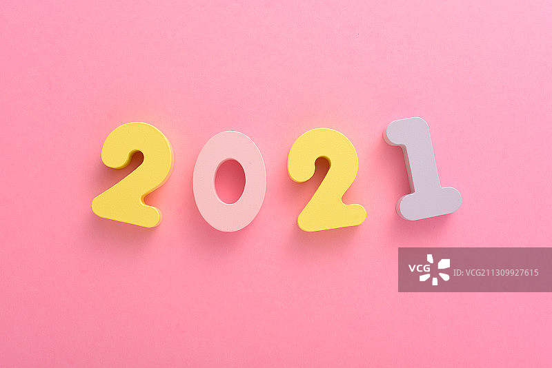 粉色背景上的数字2021图片素材