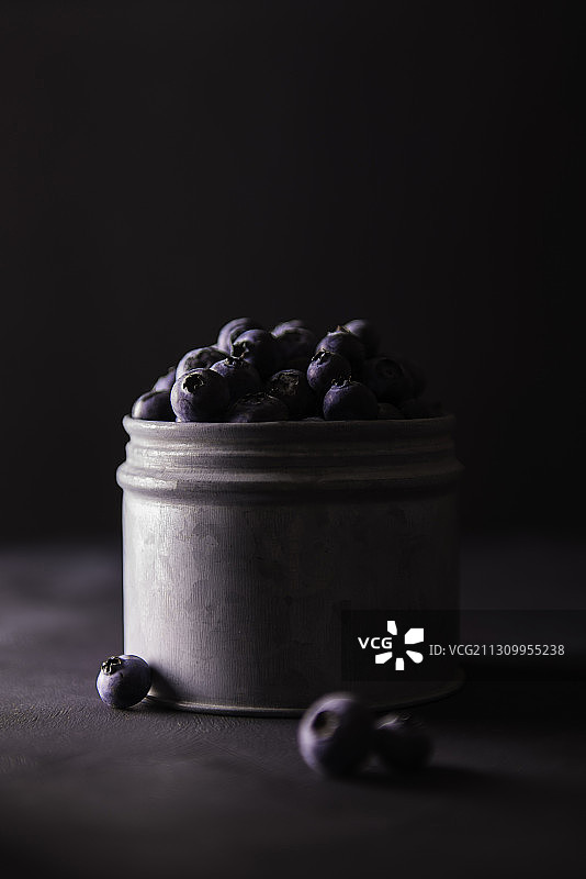 特写蓝莓罐头容器在桌子上图片素材