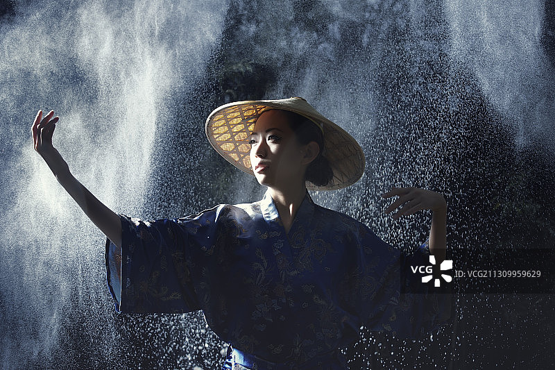 在暴风雪中穿着传统服装的亚洲妇女图片素材