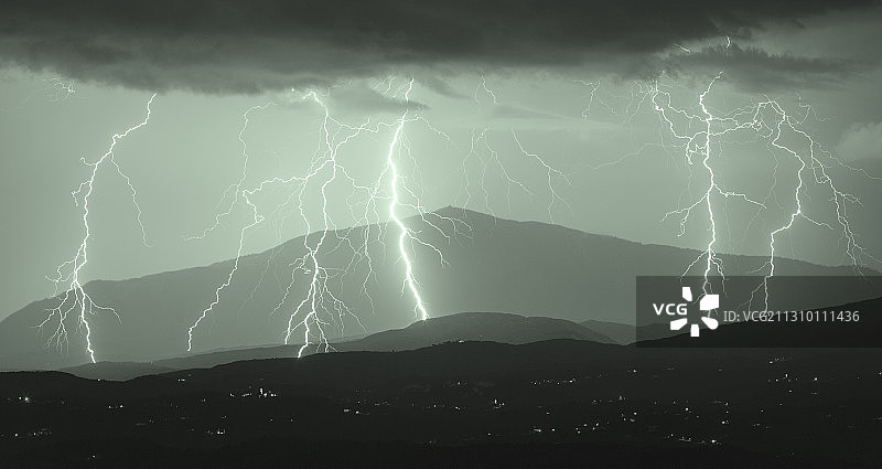 低角度的观点，在天空中闪电晚上，蒙特马吉奥雷UD，意大利图片素材
