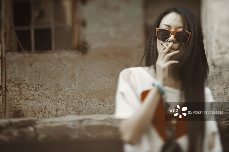 年轻亚洲女性吸烟图片素材