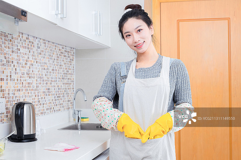 正在厨房打扫卫生的亚洲女孩图片素材
