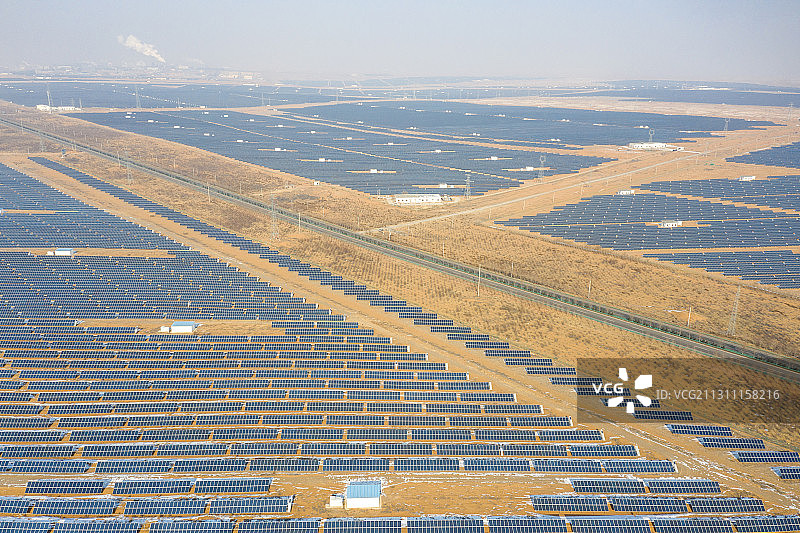 航拍沙漠里的太阳能光伏发电场图片素材