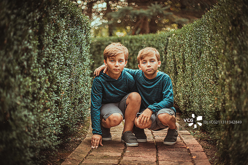 双胞胎白种男孩兄弟的关系图片素材