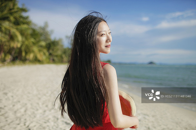 长发亚洲女子在海边图片素材