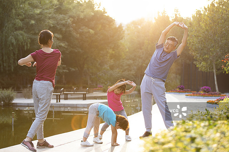 开心的一家人在公园锻炼身体图片素材