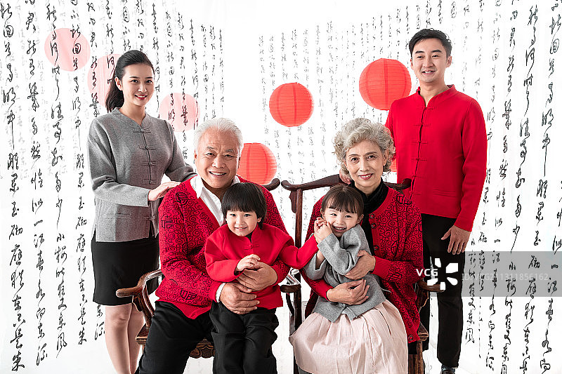 幸福的东方家庭庆贺新年图片素材