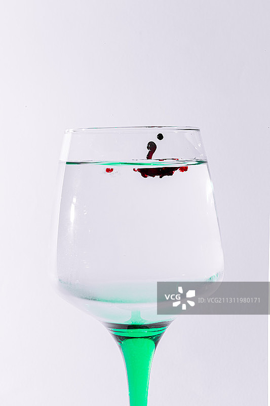 特写的饮料在玻璃上的白色背景图片素材