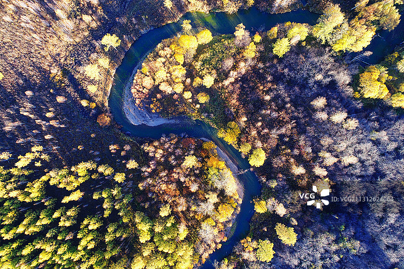 航拍大兴安岭秋季河湾彩林风景图片素材