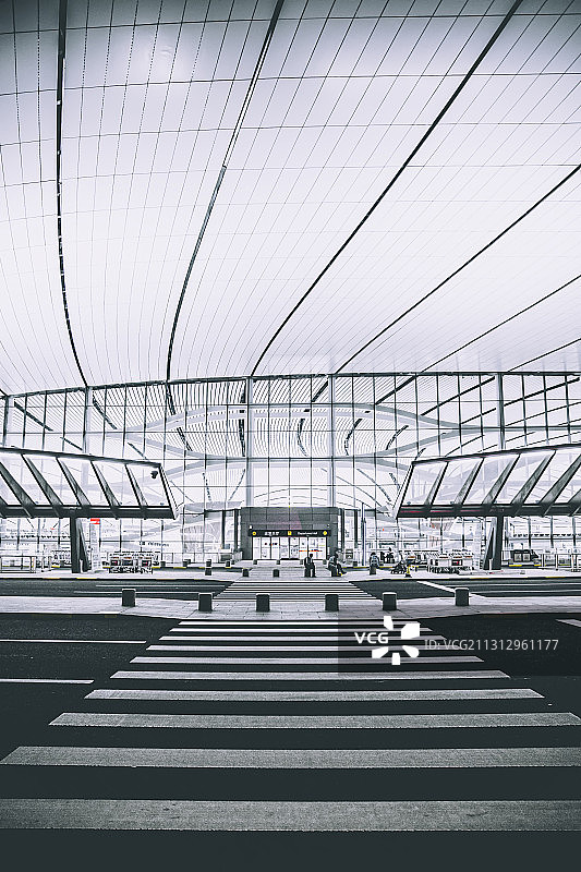 北京大兴机场外部道路与候机室景色图片素材