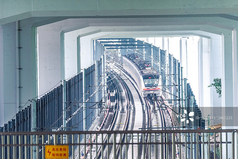 地铁穿越朝天门长江大桥——弹子石图片素材