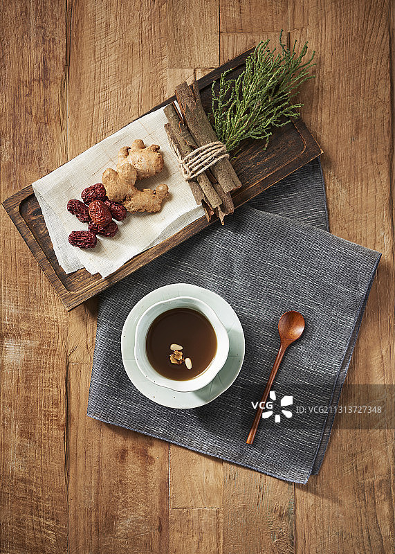 传统的茶和勺子旁边的东方食材木砧板图片素材