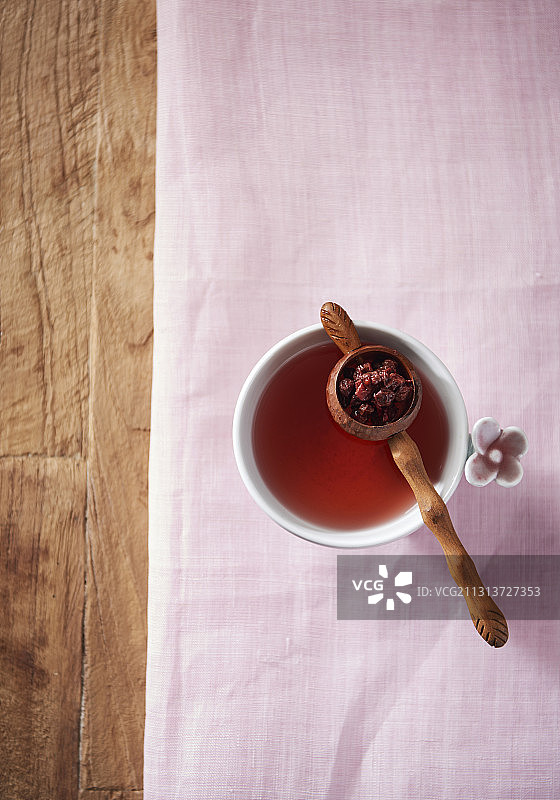 传统的茶与奥米佳在木地板和粉红色的布图片素材
