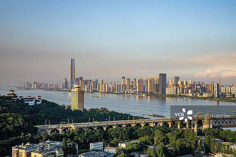 武汉市长江大桥绿地中心蓝天白云图片素材