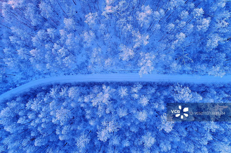 航拍大兴安岭林海雪原雪路图片素材