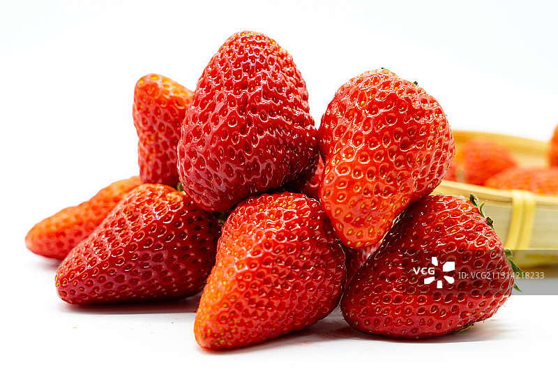 白色背景上的新鲜红色草莓图片素材