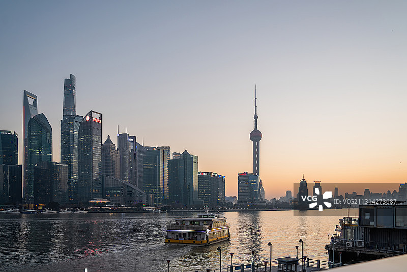 上海外滩陆家嘴城市天际线广告背景图图片素材
