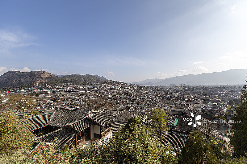 从狮子山观景台俯瞰云南省丽江市丽江古城图片素材
