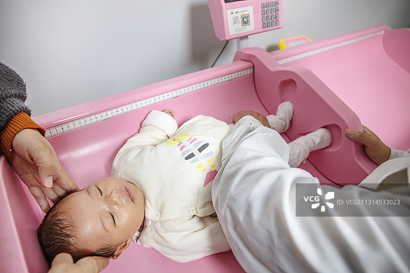新生儿童健康身体检查图片素材
