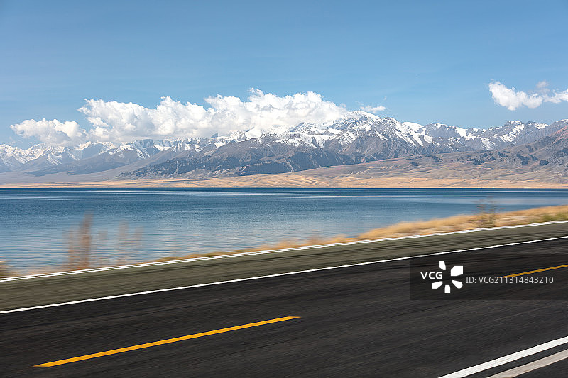 新疆穿越雪山的公路路面图片素材