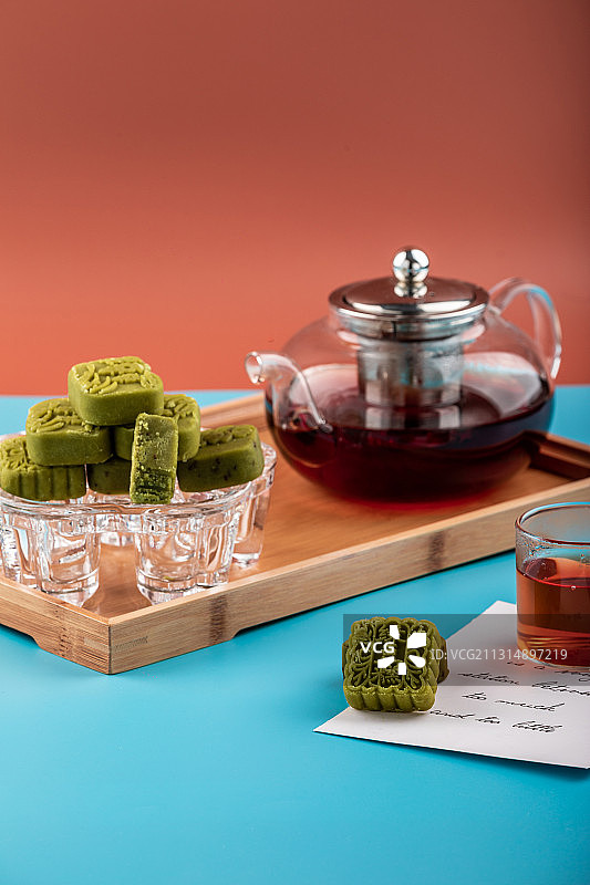 中式糕点绿豆糕和红茶图片素材
