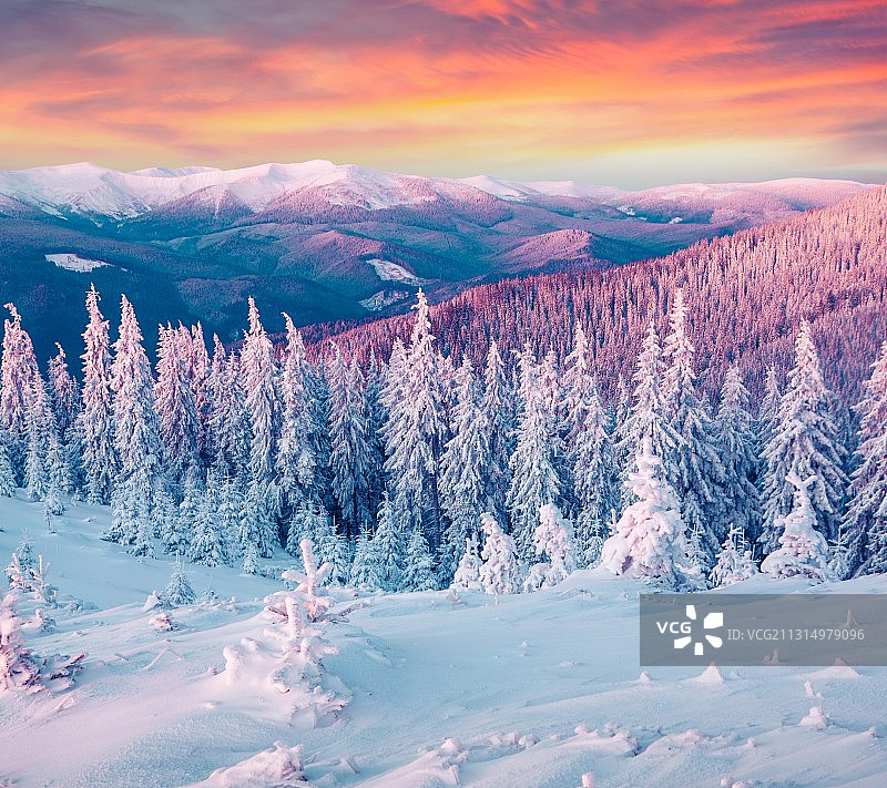 日落时分，白雪覆盖的山脉映衬着天空图片素材