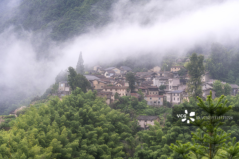 浙江 丽水 松阳 山里的古村落 远眺云雾中的平田村图片素材