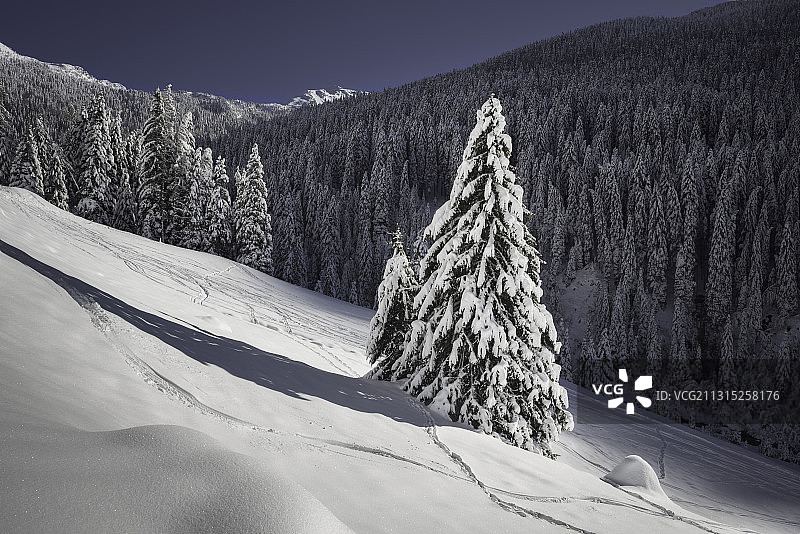 雪山映衬天空的风景，意大利，意大利图片素材