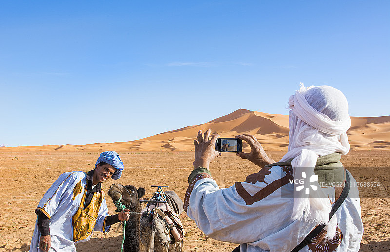 当地一名摩洛哥男子正在用手机拍照图片素材