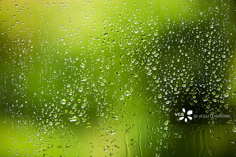 英国，雨点落在窗户上。图片素材
