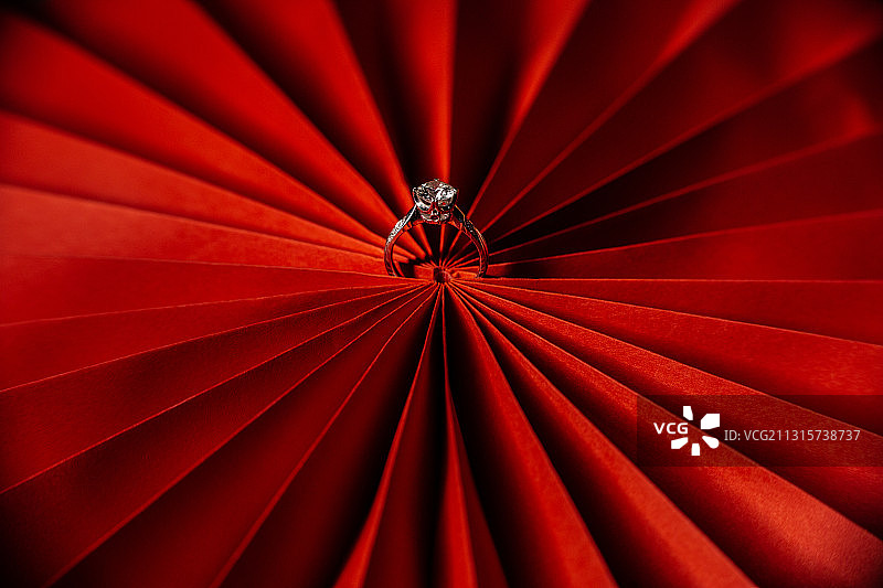 中国红纸扇热烈奔放含蓄美结婚戒指组合图片素材
